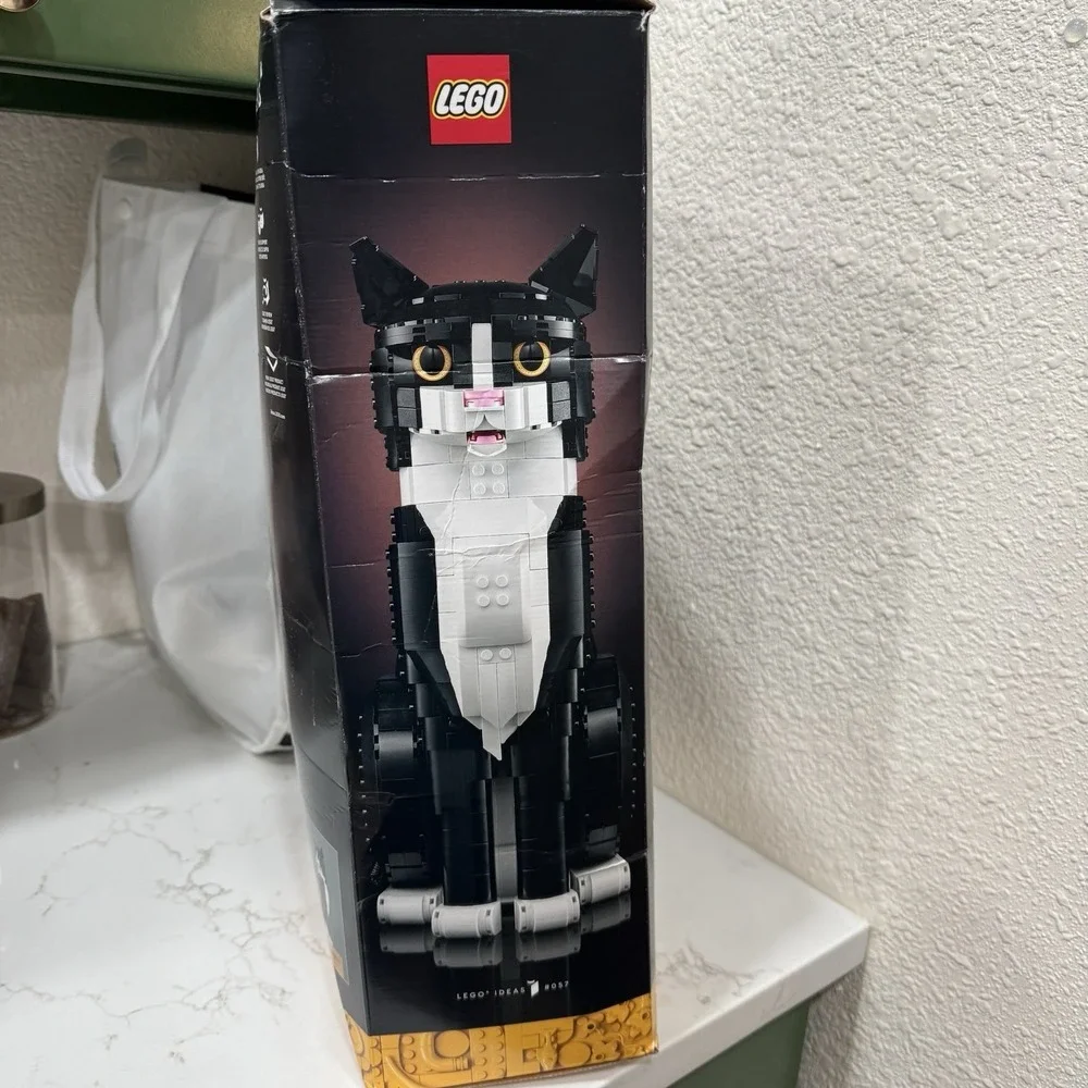 LEGO Ideas: Tuxedo Cat (21349)